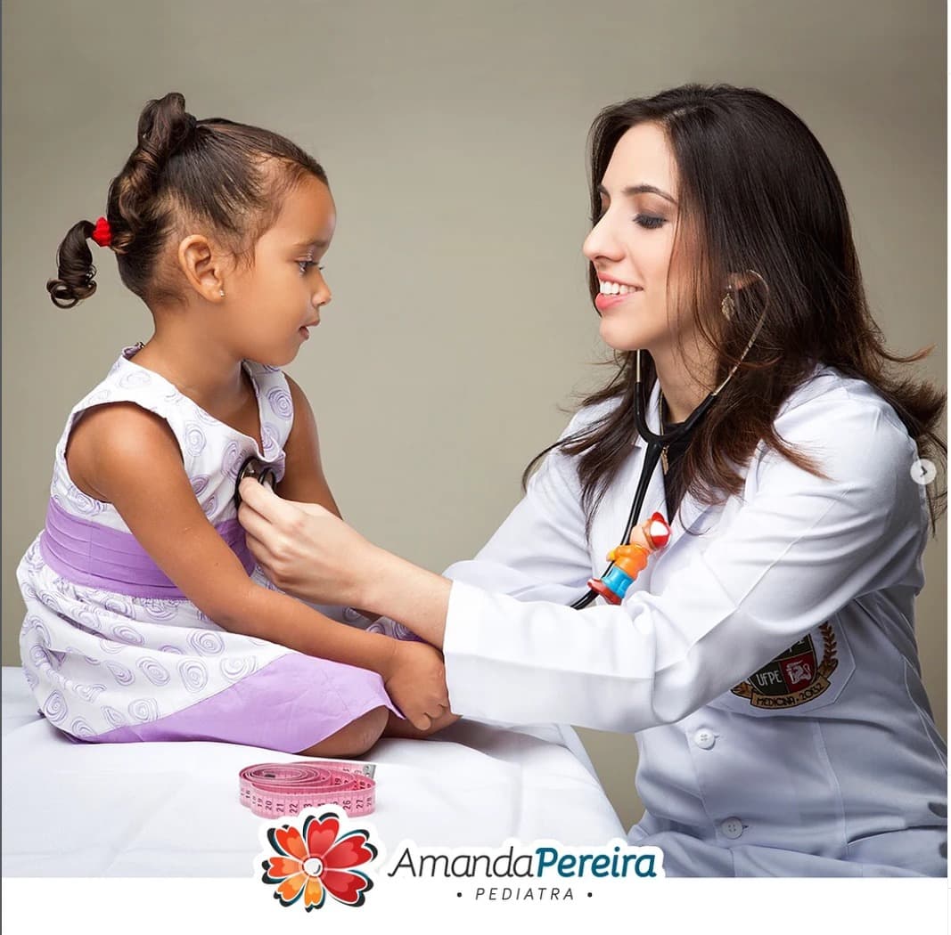Dra. Amanda Pereira Duncan em consulta pediátrica